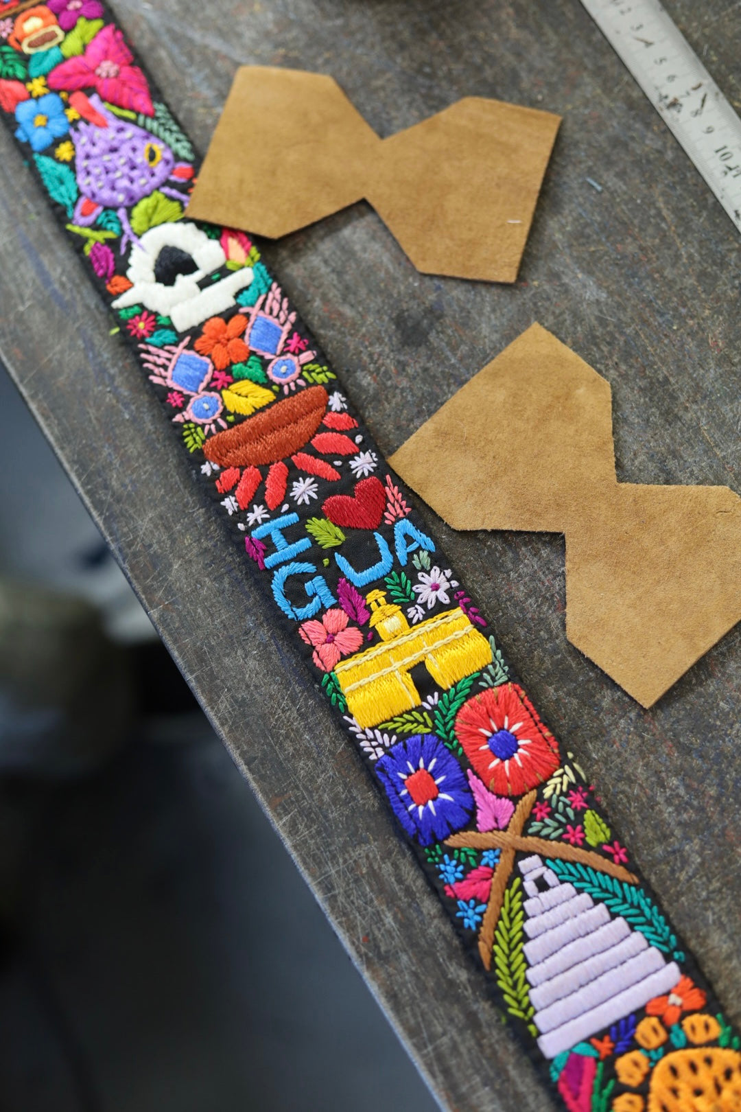 Correa de Cámara Guatemala en Caramelo by Jessica Guttelewitz