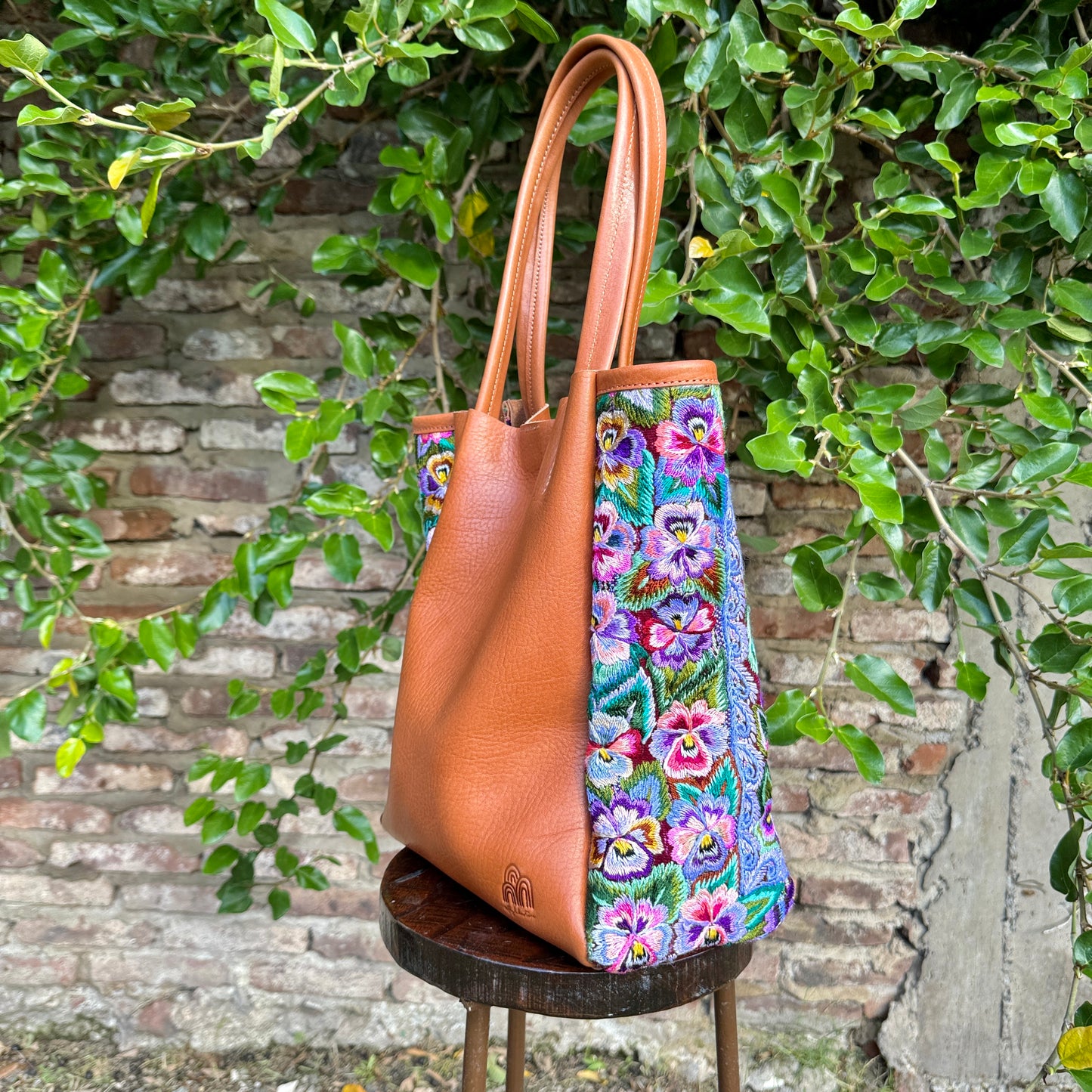 Tote Bag Lucy + Huipil en Cuero Caramelo 6