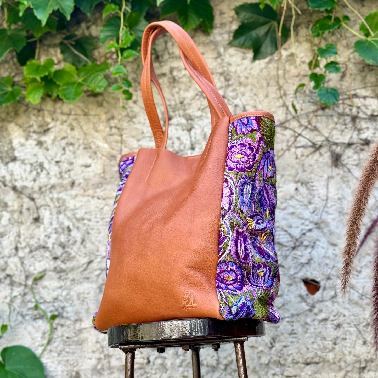 Tote Bag Lucy + Huipil en Cuero Caramelo 2
