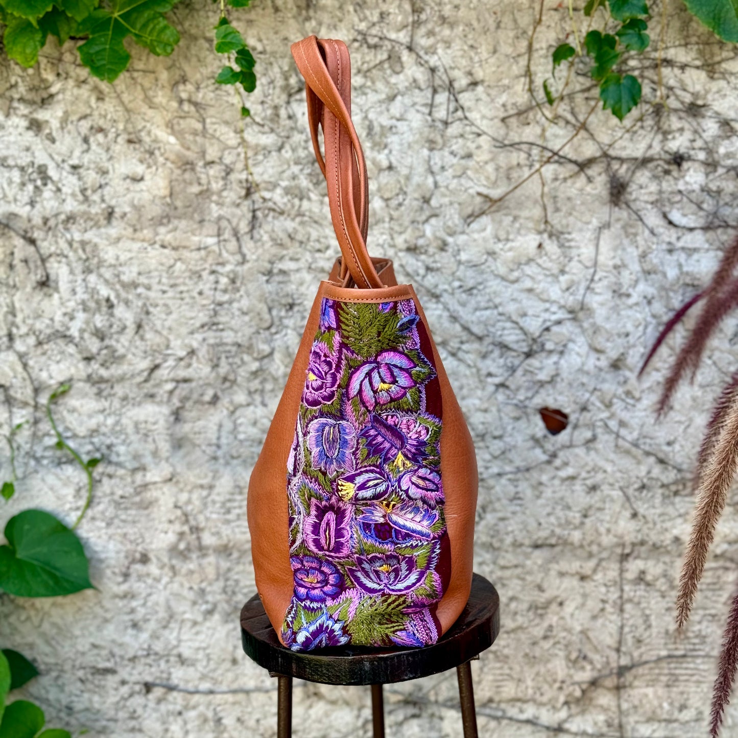 Tote Bag Lucy + Huipil en Cuero Caramelo 2