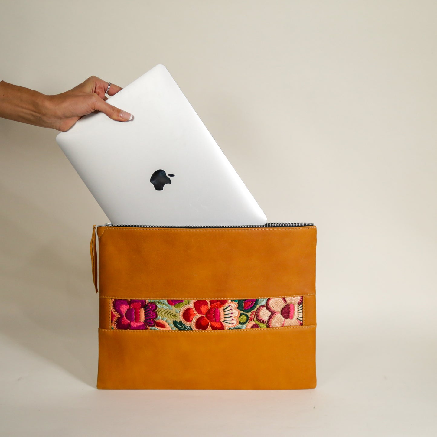 Praga Laptop Case in Caramelo