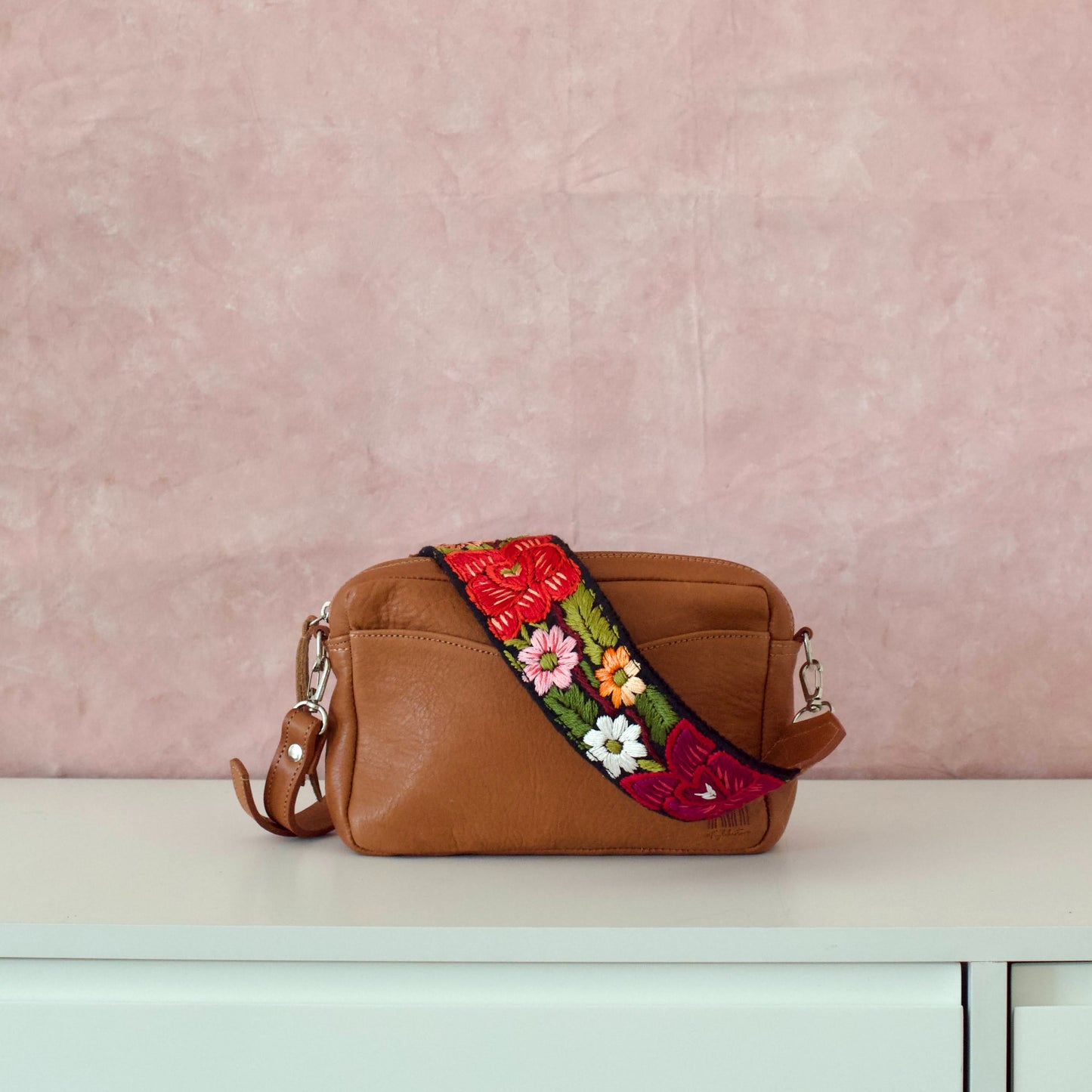 Travel Necessaire Aimé + London Regular Strap in Caramel