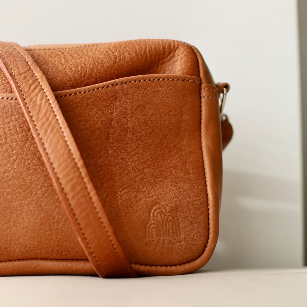 Travel Necessaire Aimé + London Regular Strap in Caramel