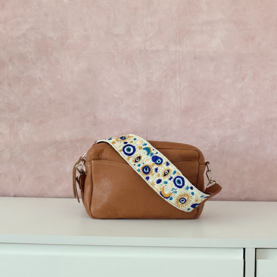Travel Necessaire Aimé + Mykonos Regular Strap in Caramel