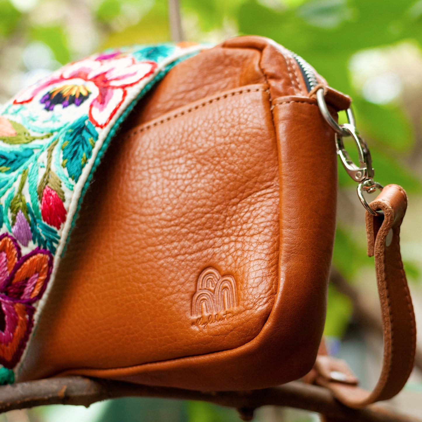 Travel Necessaire Aimé + Cangas de Onís Regular Strap in Caramel