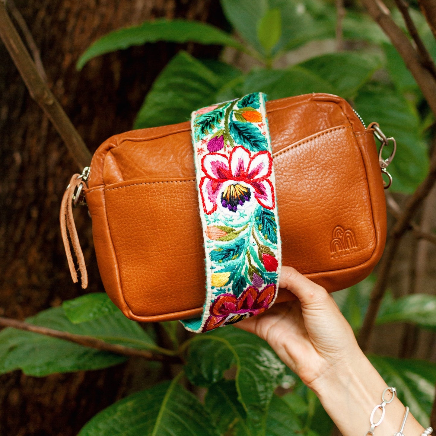Travel Necessaire Aimé + Cangas de Onís Regular Strap in Caramel