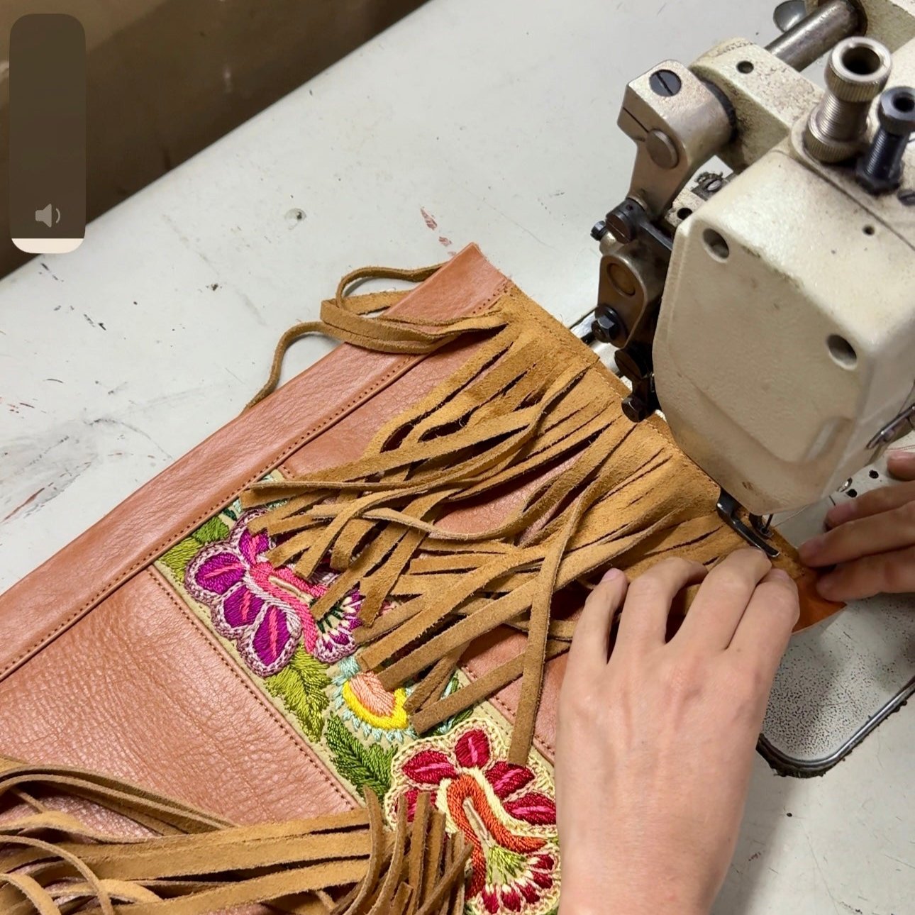 Bolso Elsa en Caramelo con Correa Granada