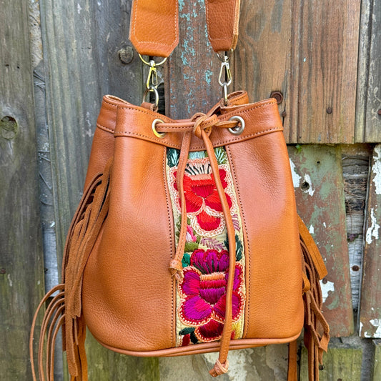 Bucket Bag Elsa in Caramel with Praga Strap