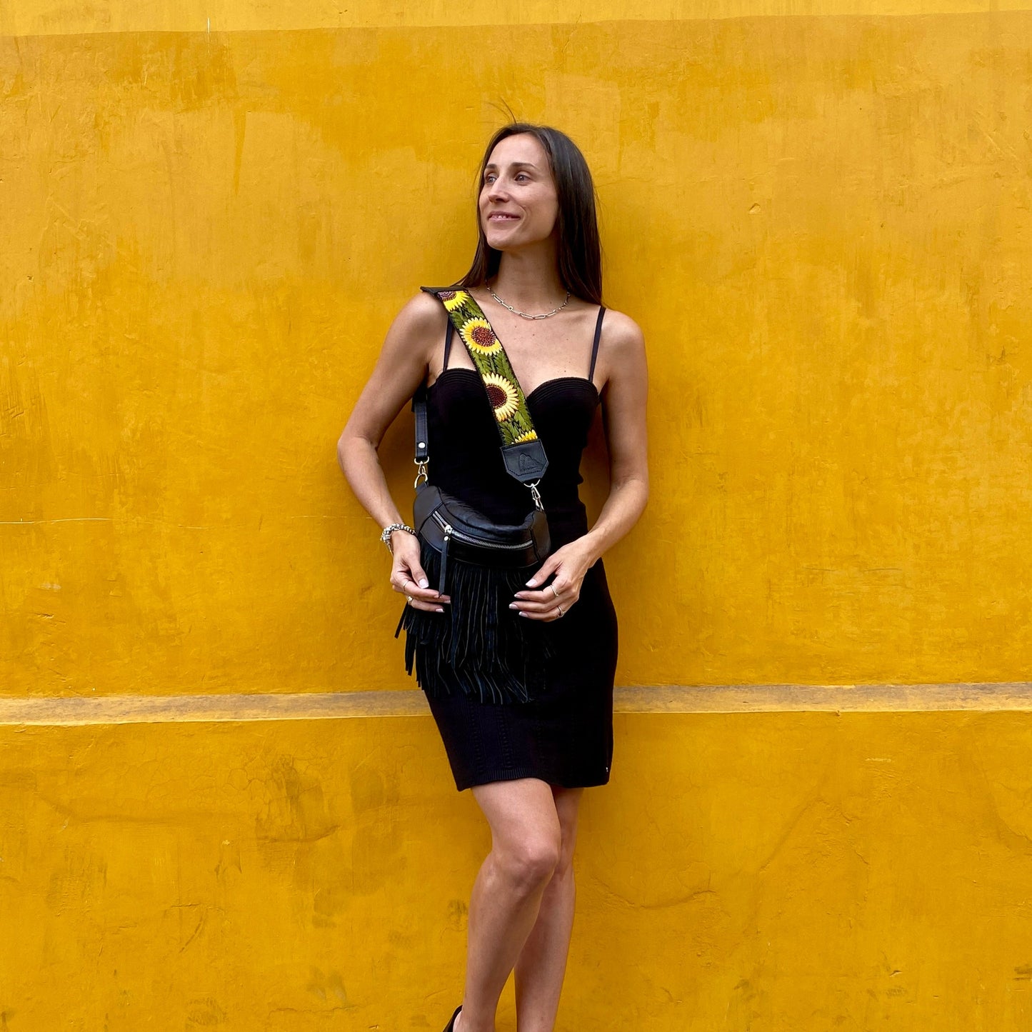 Riñonera Emma en Negro con flecos + Correa Corta Buenos Aires
