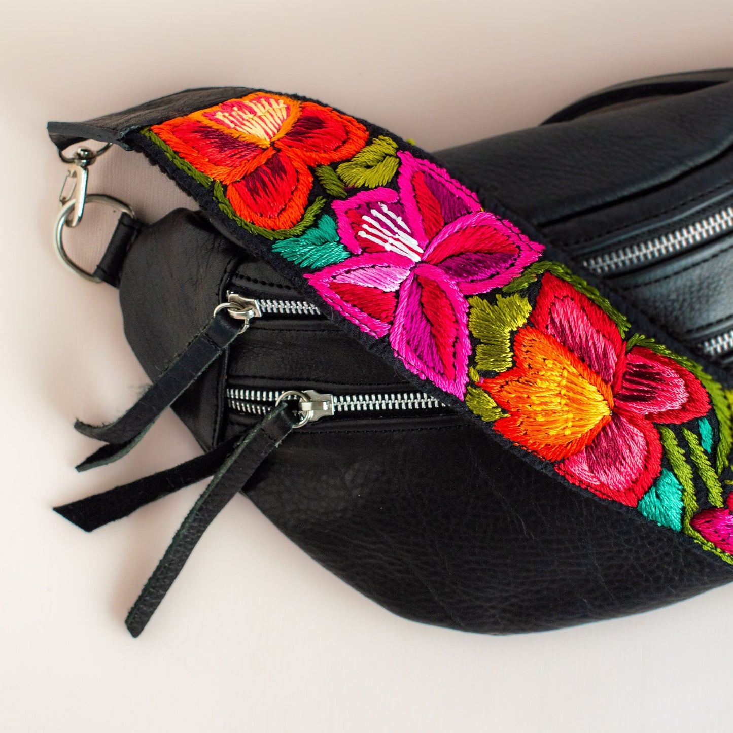 Emma Sling Bag + Hawaii Strap in Black