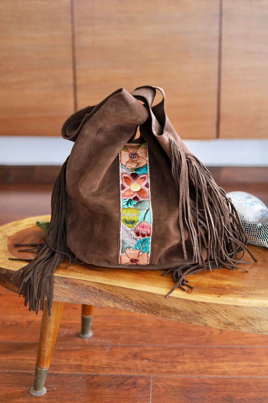 Bolso Calu de Gamuza + Strap Bordada Patagonia en Chocolate