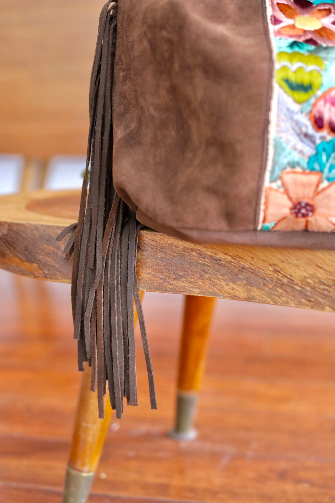 Bolso Calu de Gamuza + Strap Bordada Patagonia en Chocolate