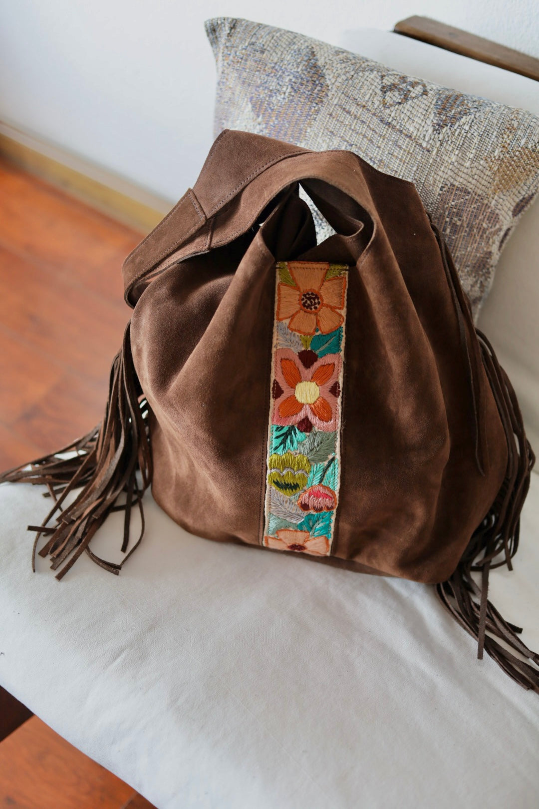 Bolso Calu de Gamuza + Strap Bordada Patagonia en Chocolate